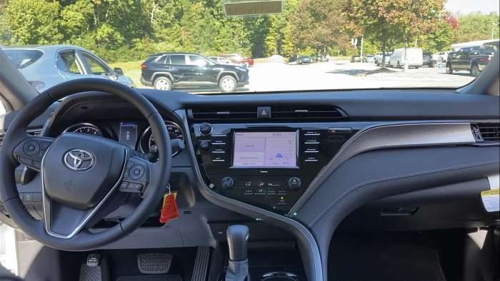 2020 Toyota Camry SE interior multimedia