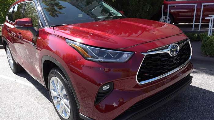 2020 Toyota Highlander Hybrid Limited Ruby Flare Pearl front end
