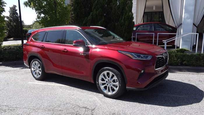 2020 Toyota Highlander Hybrid Limited ruby flare pearl profile view