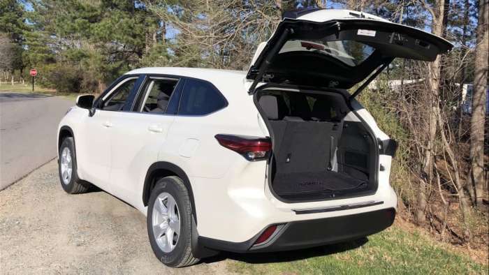2020 Toyota Highlander LE Blizzard Pearl back end