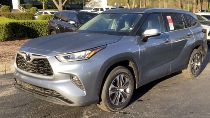 2020 Toyota Highlander Moon Dust front end profile view