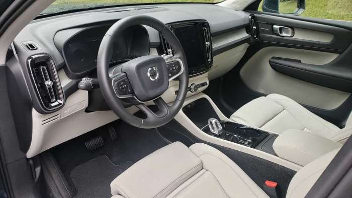 2020 Volvo XC40 AWD Inscription front seats