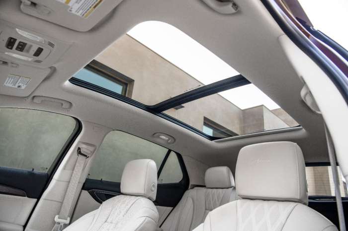 2021 Buick Envision Avenir roof