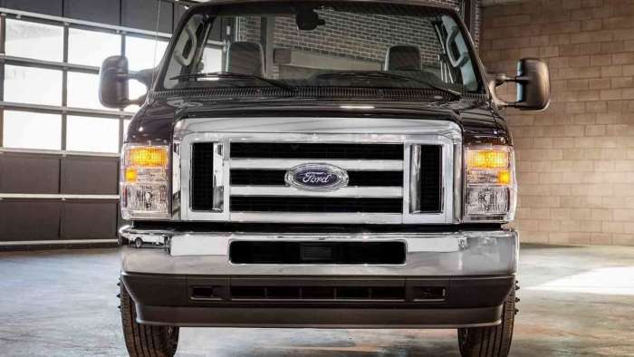 2021 Ford E-Series Head-On