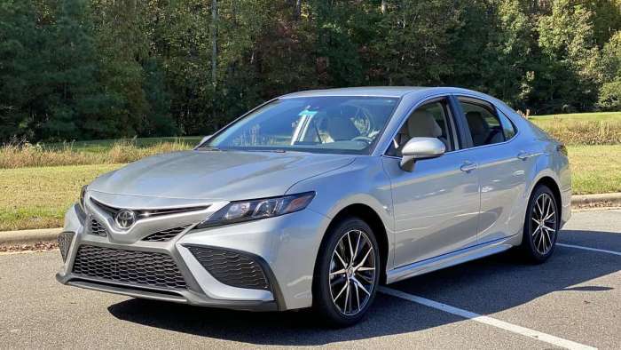 2021 Toyota Camry SE Celestial Silver front end profile view