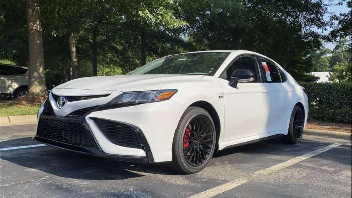 2021 Toyota Camry SE Super White XP Package profile front end