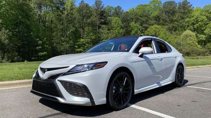 2021 Toyota Camry XSE Wind Chill Pearl profile view front end