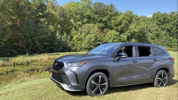 2021 Toyota Highlander XSE Magnetic Gray profile view front end