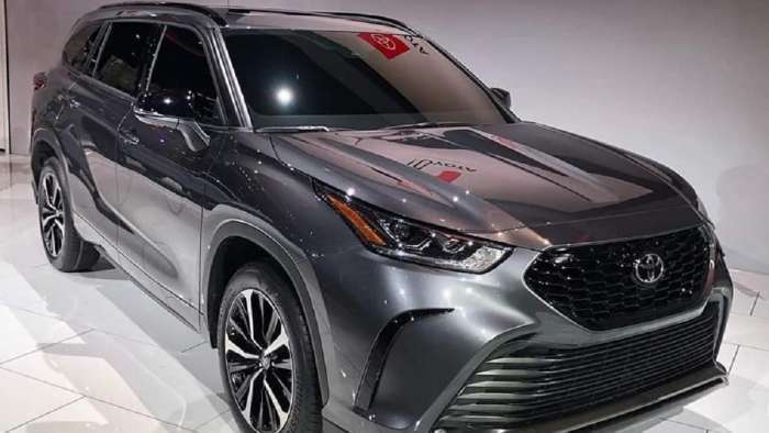2021 Toyota Highlander XSE profile and front end 20-inch wheels