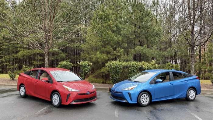 2021 Toyota Prius Supersonic Red 2021 Toyota Prius Electric Storm Blue profile view