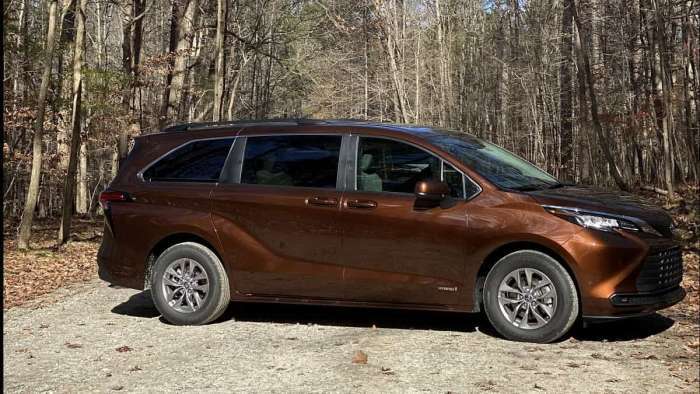 2021 Toyota Sienna LE Sunset Bronza Mica profile driver side front end