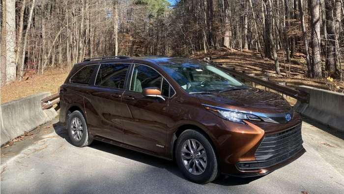 2021 Toyota Sienna LE Sunset Bronza Mica profile driver side front end
