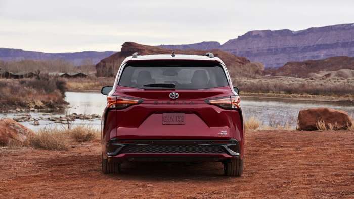 2021 Toyota Sienna XSE Ruby Flare Pearl rear end