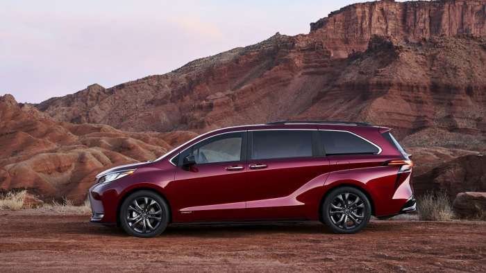 2021 Toyota Sienna XSE Ruby Flare Pearl profile view