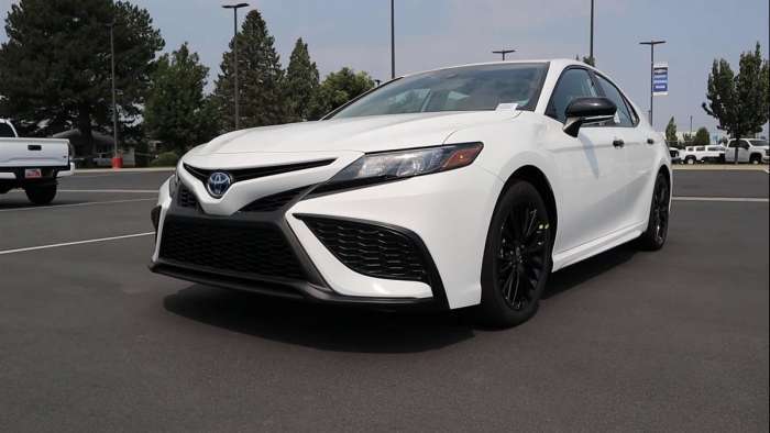 2022 Toyota Camry Hybrid Nightshade Super White profile view front end