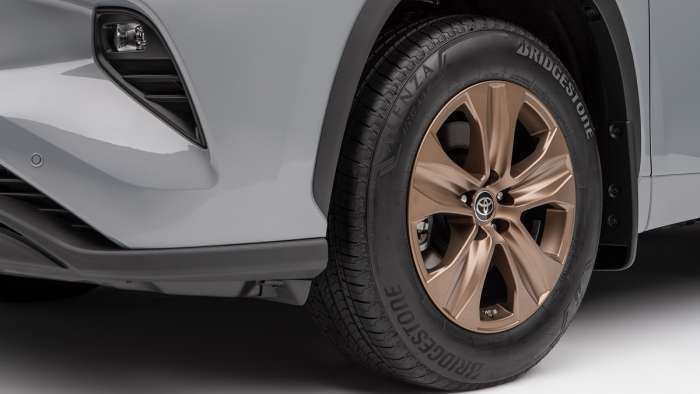 2022 Toyota Highlander Hybrid Bronze Edition 18-inch wheels