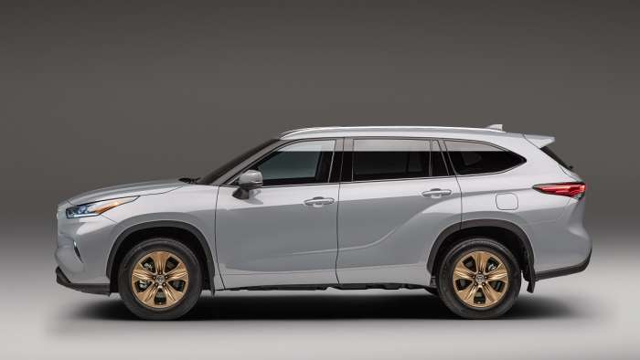 2022 Toyota Highlander Hybrid Bronze Edition profile view