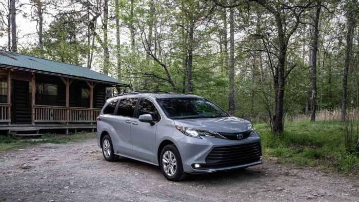 2022 Toyota Sienna Woodland Special Edition Cement color passenger side front end