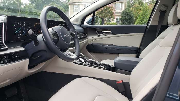 2023 Kia Sportage Hybrid front interior