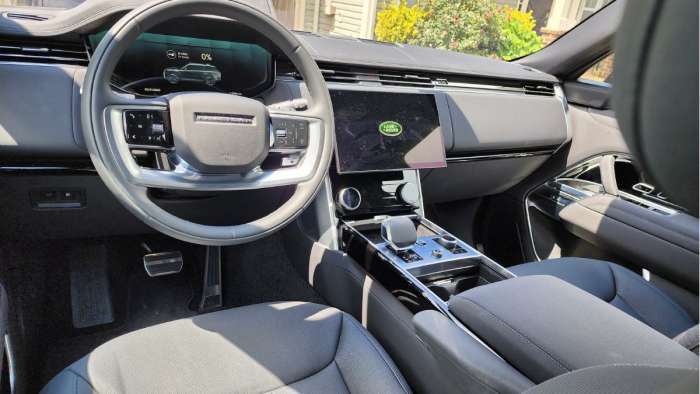 2023 Range Rover PHEV SE front interior