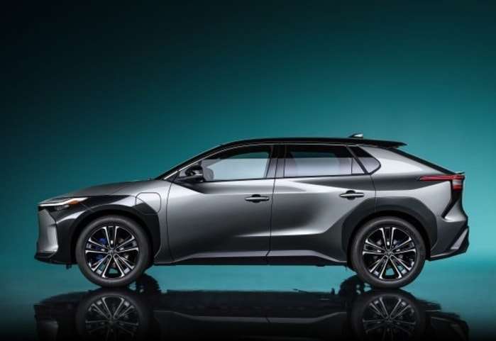 2023 Subaru all-electric compact SUV 