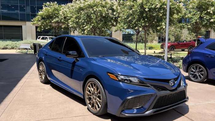 2023 Toyota Camry Hybrid SE Nightshade front end profile