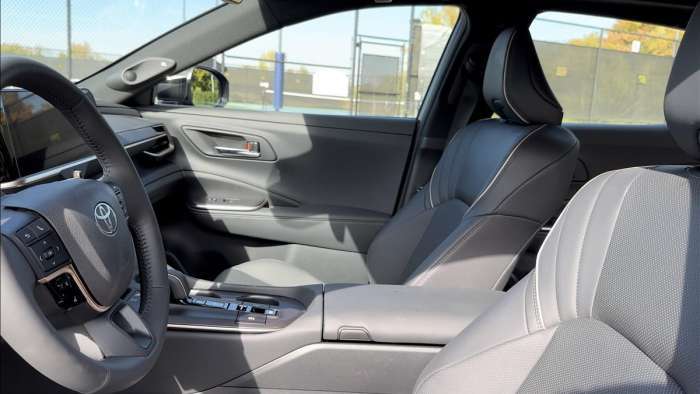 Sièges intérieurs en cuir noir de la Toyota Crown Platinum 2023