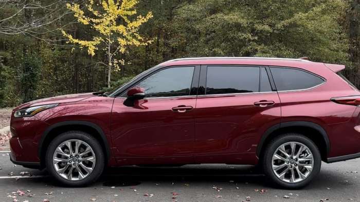 2023 Toyota Highlander Ruby Flare Pearl profile view