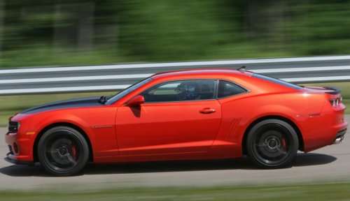 The side profile of the 2013 Chevrolet Camaro 1LE in red
