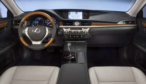 The dash of the 2013 Lexus ES300h