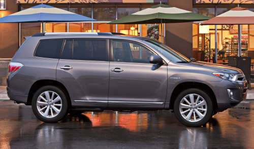 The 2013 Toyota Highlander Hybrid Limited side profile