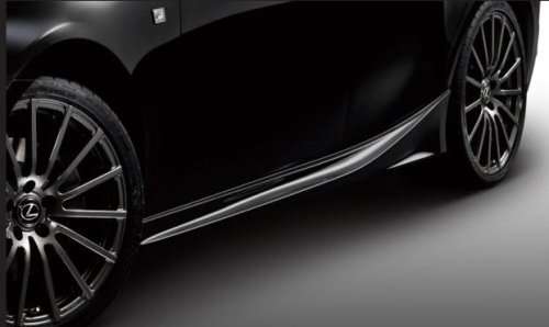 The wheels and side skirts of the 2014 Lexus IS 
