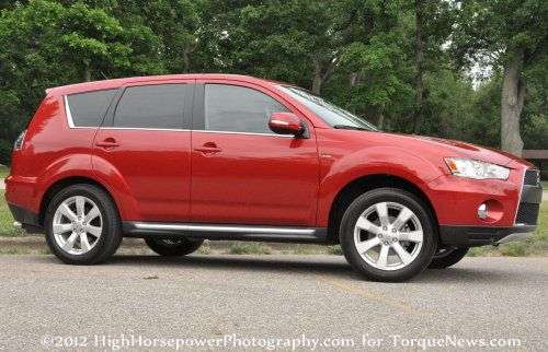 The side profile of the 2012 Mitsubishi Outlander GT S-AWC 