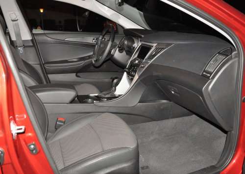 The front seating area of the 2012 Hyundai Sonata SE, shown in black.