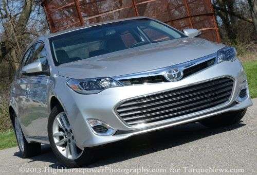 The front end of the 2013 Toyota Avalon XLE Premium