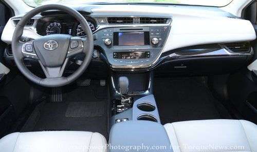 The dash of the 2013 Toyota Avalon XLE Premium