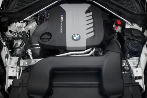 The tri-turbo 3.0L engine of the BMW M550d xDrive sedan and touring