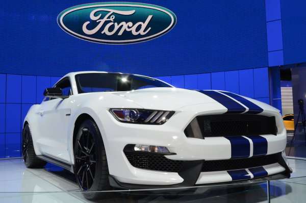 Ford Shelby GT350R Mustang in white