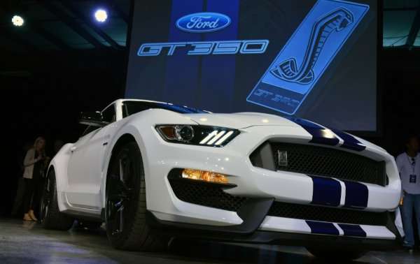 Ford Shelby GT350 Mustang in white