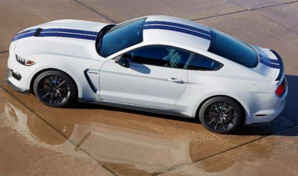 Ford Shelby GT350 Mustang in white