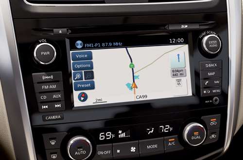 2013 Nissan Altima sedan with NissanConnect Navigation