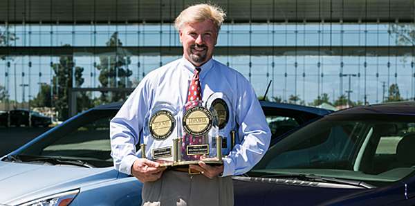 Hyundai CEO Dave Zuchowski with JD Power awards