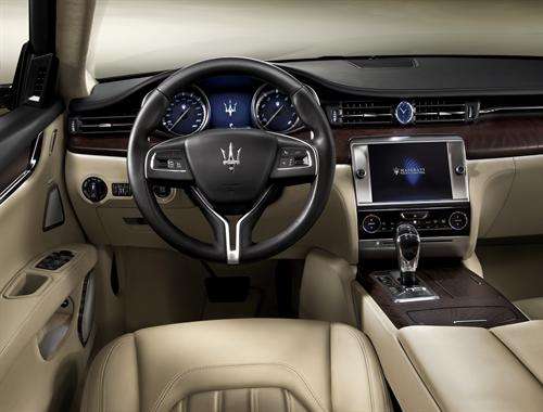 2014 Maserati Quattroporte cockpit