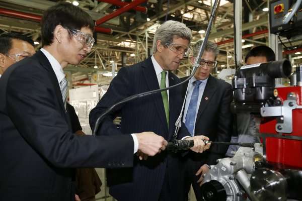 Secretary of State John Kerry in Chinese engine plant