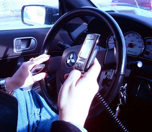 Hand held phones in car. Wikimedia GNU unlimited usage license. 