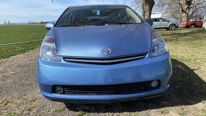 2008 Blue Toyota Prius With New HID Headlight Assemblies
