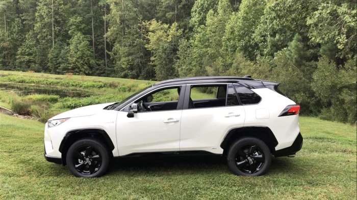 2019 Toyota RAV4 XSE Hybrid Blizzard Pearl profile view