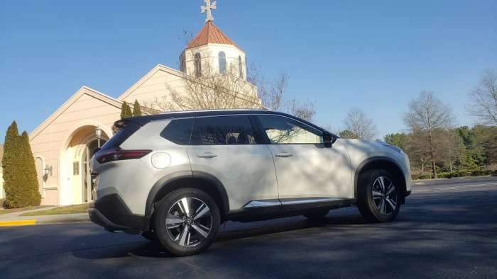 2021 Nissan Rogue SL white color, side view