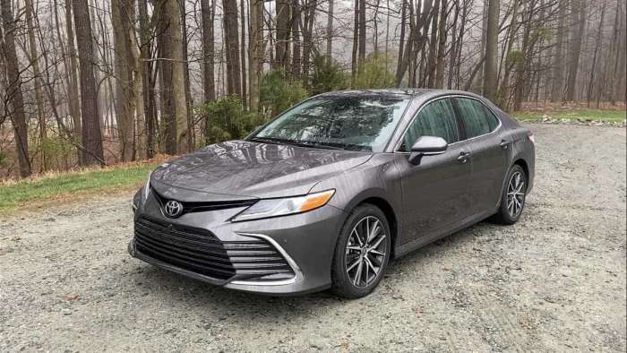2021 Toyota Camry XLE AWD Predawn Gray Mica front end profile view