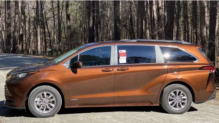 2023 Toyota Sienna Le Images